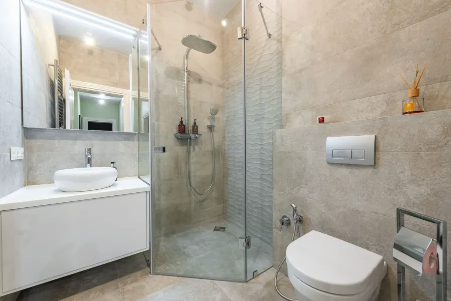 Lichte badkamer met douche, wastafel en toilet