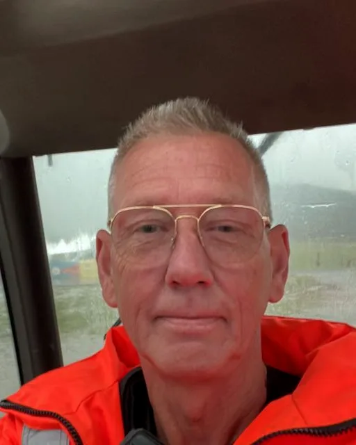 John Bolander, eigenaar van JBO, in de cabine van zijn werkbus