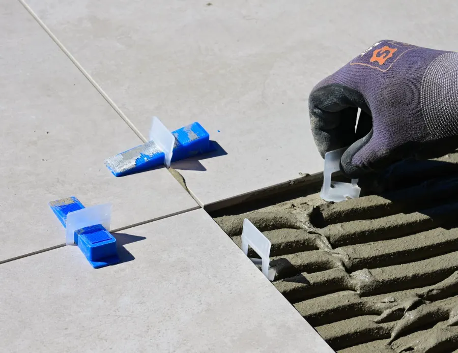 Tegels leggen met tegelkruisjes en levelers