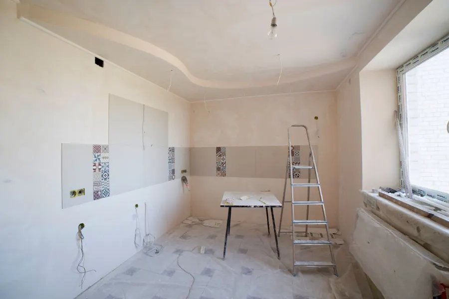 Keuken in verbouwing met ladder en gereedschap